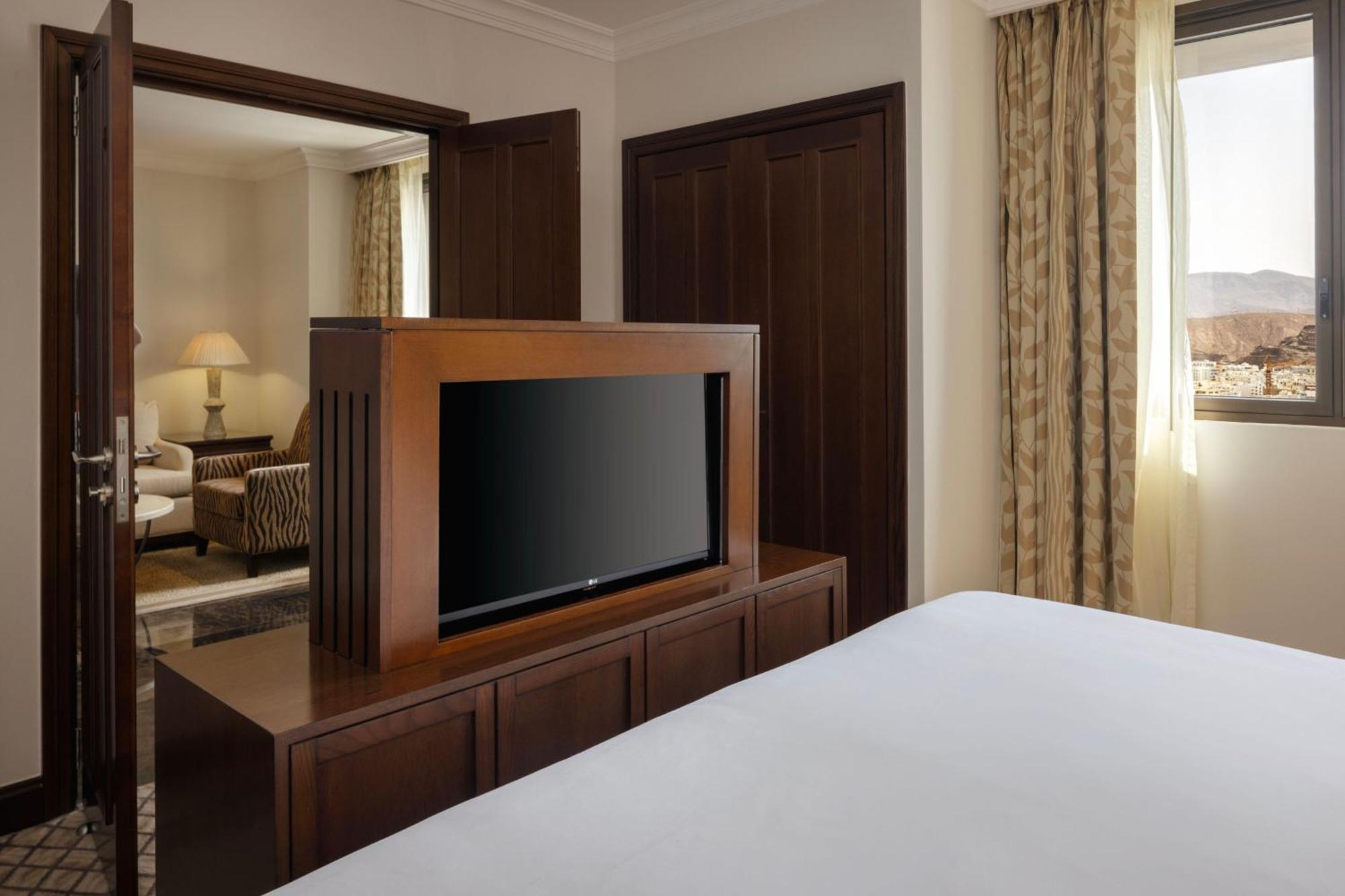 쉐라톤 오만 호텔 무스카트 외부 사진 A television in a hotel room