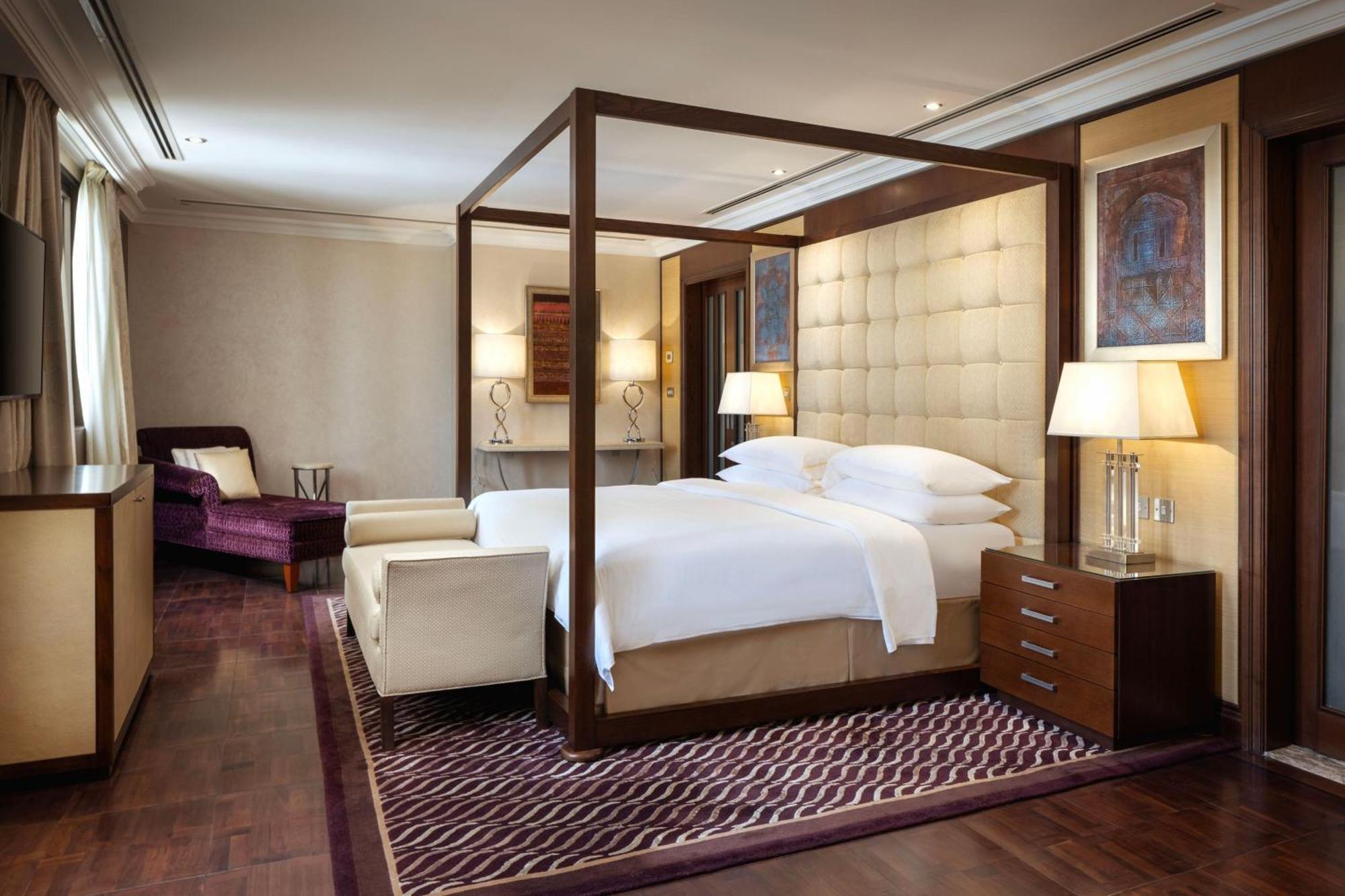 쉐라톤 오만 호텔 무스카트 외부 사진 A bedroom at the hotel