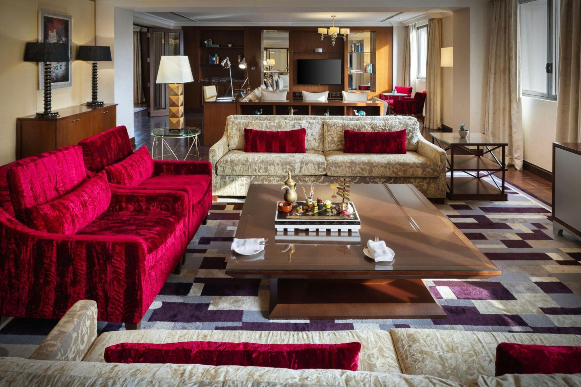 쉐라톤 오만 호텔 무스카트 외부 사진 The living room of a suite at the Mandarin Oriental, Munich