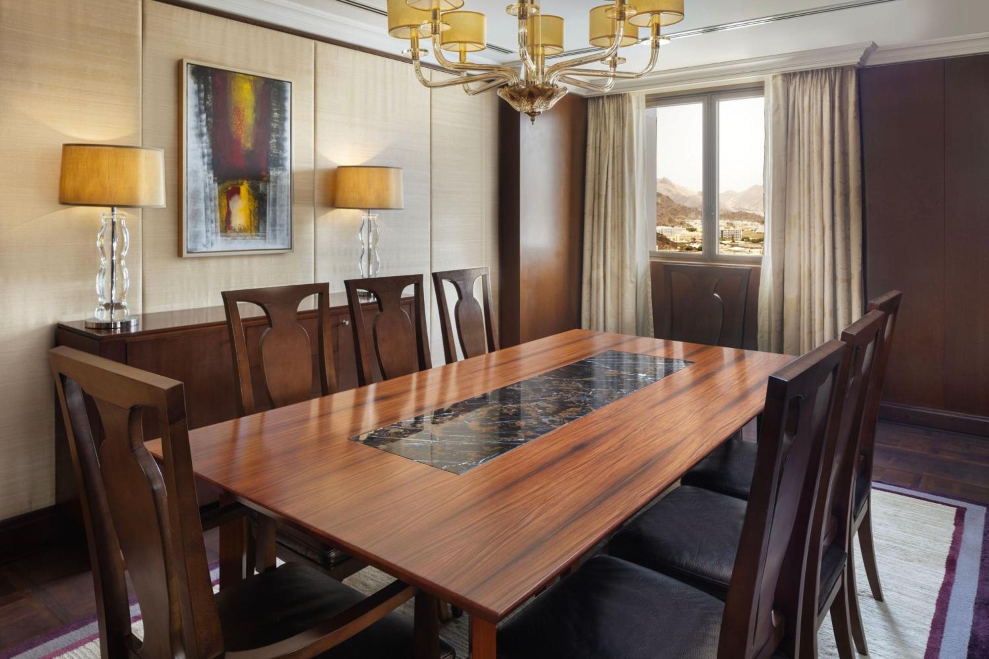 쉐라톤 오만 호텔 무스카트 외부 사진 A dining room
