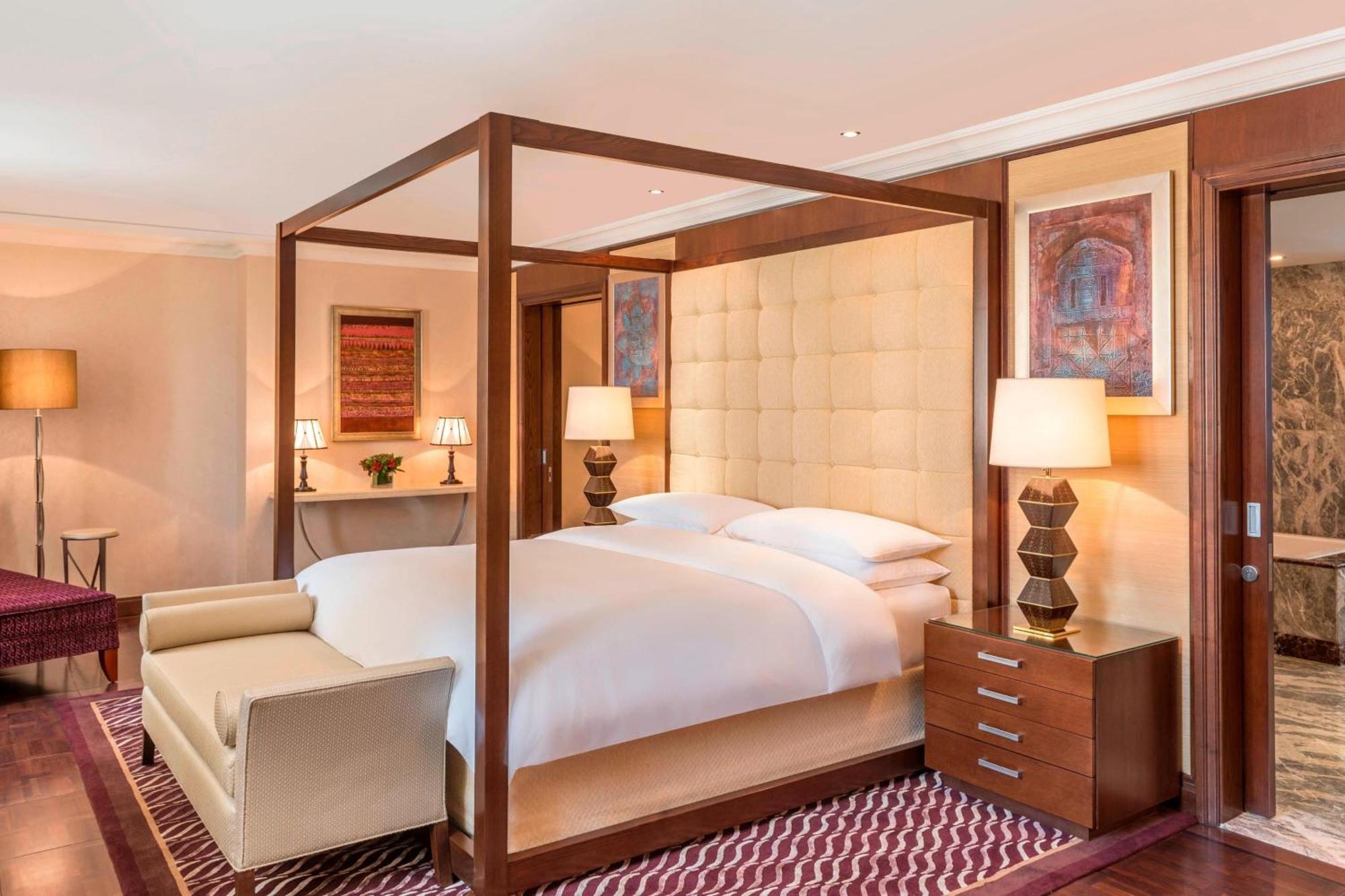 쉐라톤 오만 호텔 무스카트 외부 사진 A bedroom at the hotel