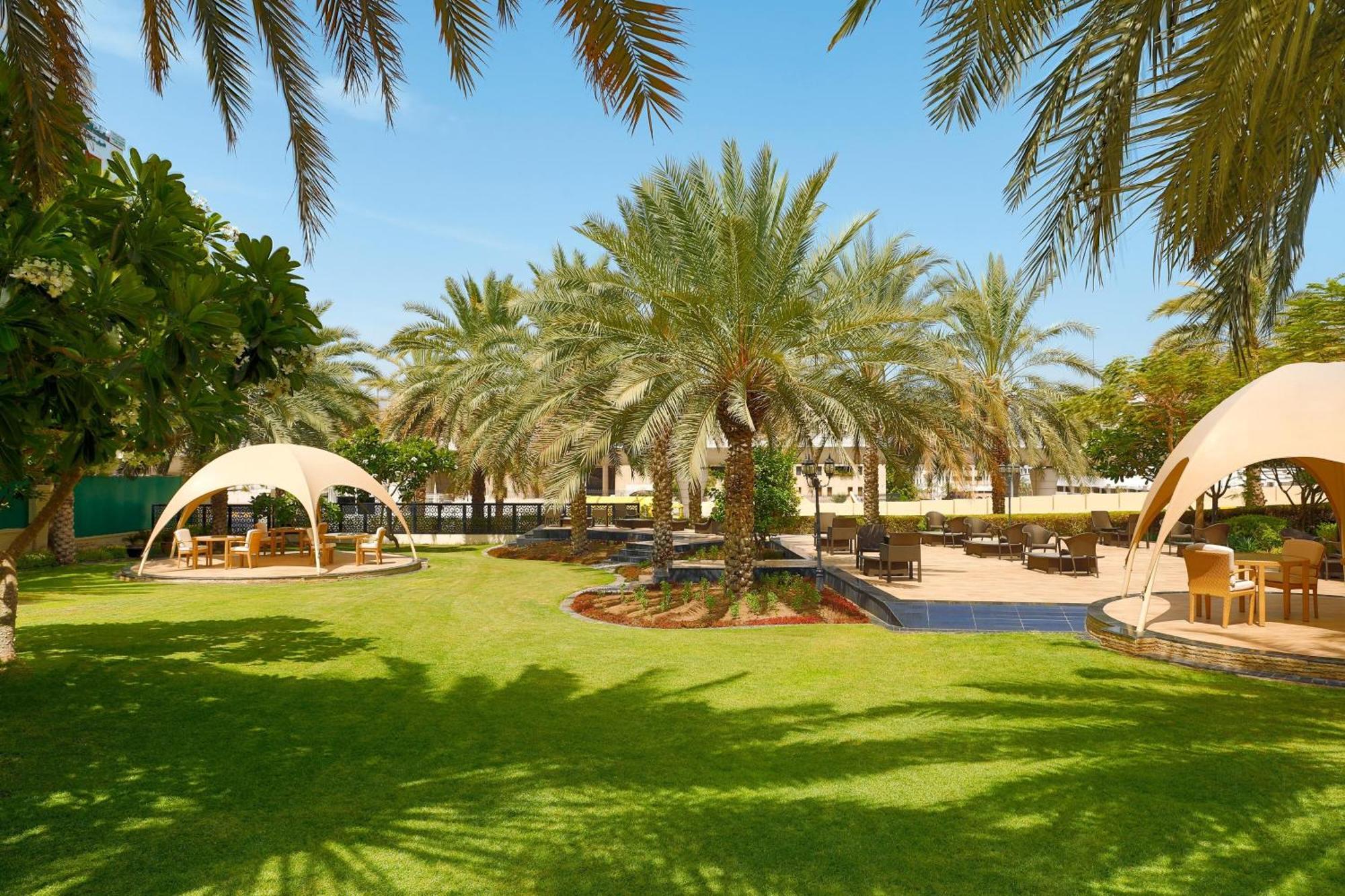 쉐라톤 오만 호텔 무스카트 외부 사진 The resort's gardens