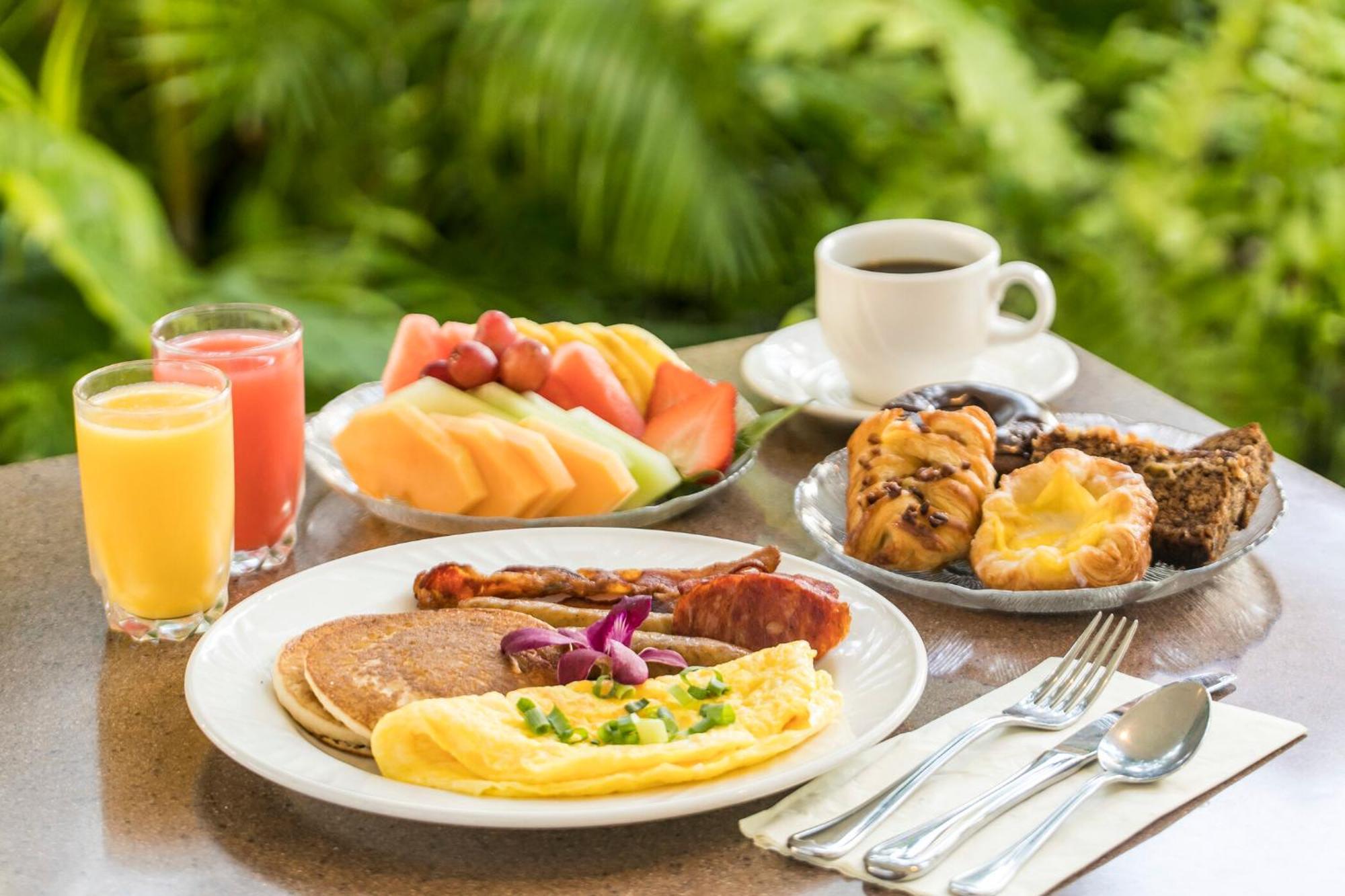 쉐라톤 오만 호텔 무스카트 외부 사진 A typical American breakfast